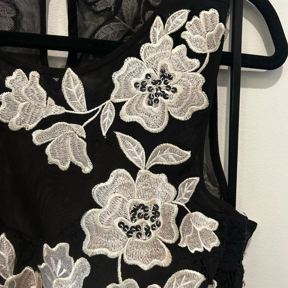 Betsy & Adam Gown - Lace-Mesh-Floral Lined Gown. Black/White Size 12 - Picture 4 of 8